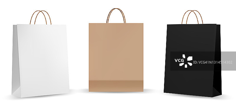 真实的购物袋模型。一套品牌纸袋。纸包装和价格标签模板隔离在白色。现实的模型。图片素材