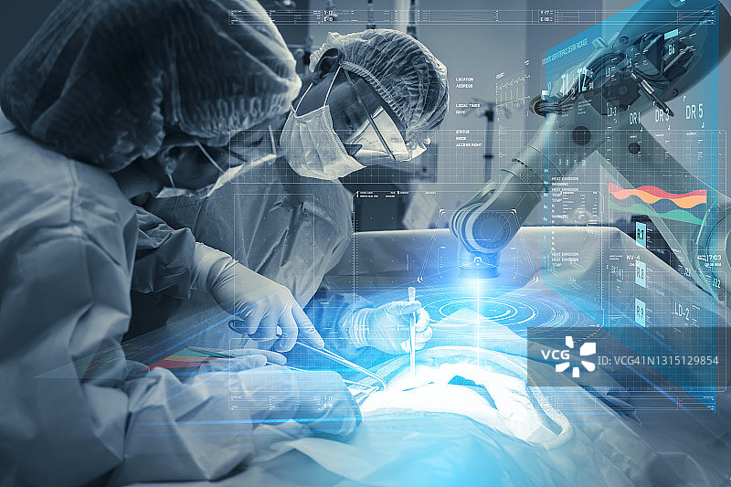 手术室医生或外科医生解剖先进的机器人手术机未来的虚拟界面，机器人手术是精确的，微型化的未来医疗保健和健康图片素材