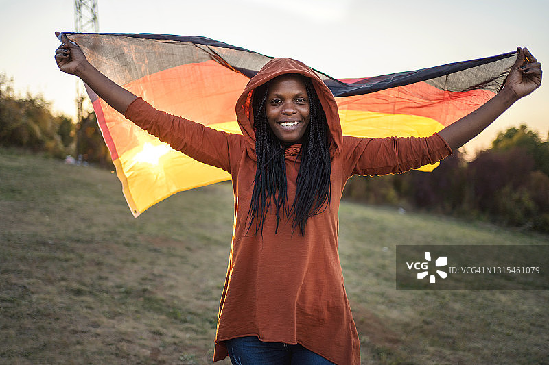 戴着德国国旗的非洲妇女图片素材
