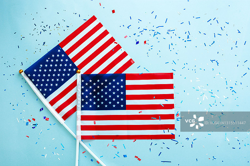 美国国旗，五彩纸屑。7月4日，独立日。图片素材