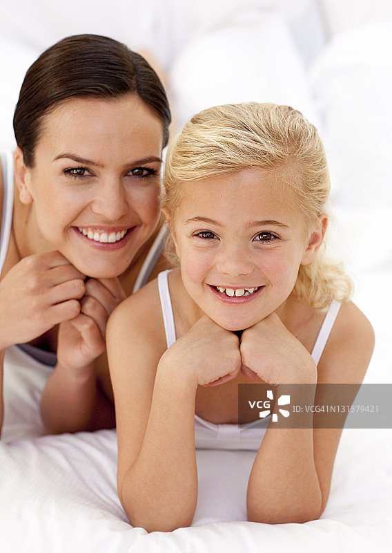 母亲和女儿躺在床上图片素材