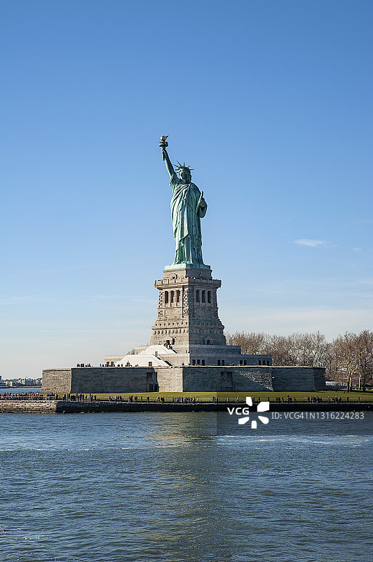 自由女神像，代表美国纽约的自由主义者的新古典主义铜雕塑图片素材