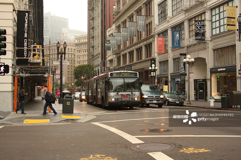 2013年5月27日，旧金山，加利福尼亚州/美国——在市中心，公交车在红灯前停下图片素材