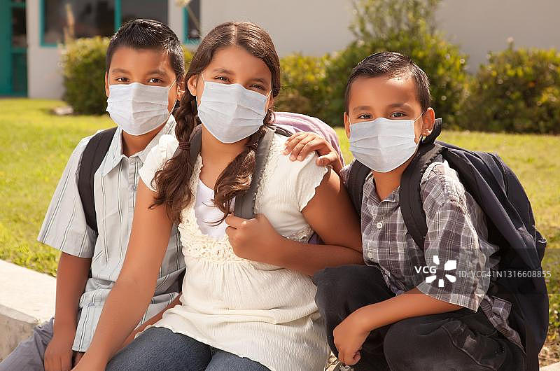美国西语裔学生在校园里戴着医用口罩图片素材