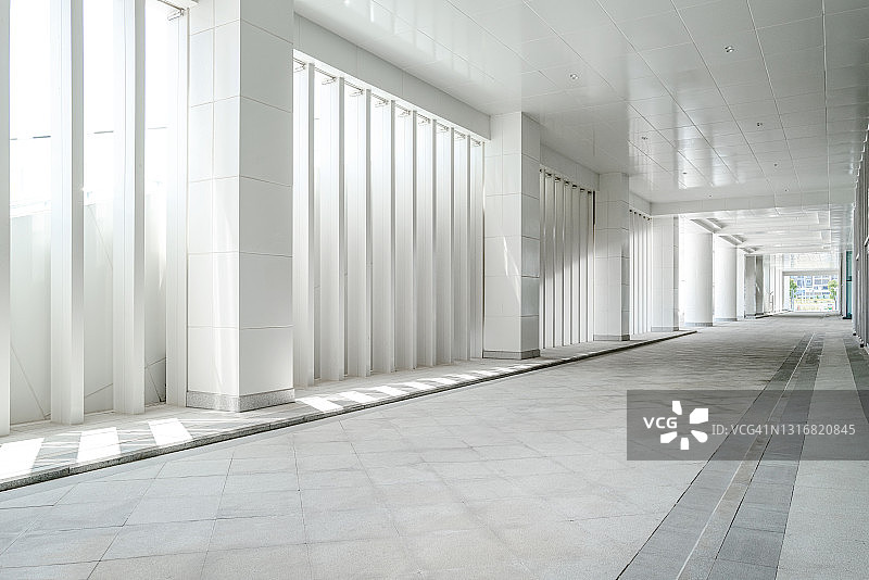 走廊在一个现代化的大建筑的框架图片素材