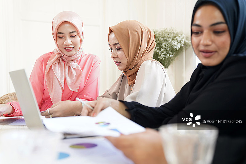 穆斯林妇女在会议室里分享想法图片素材