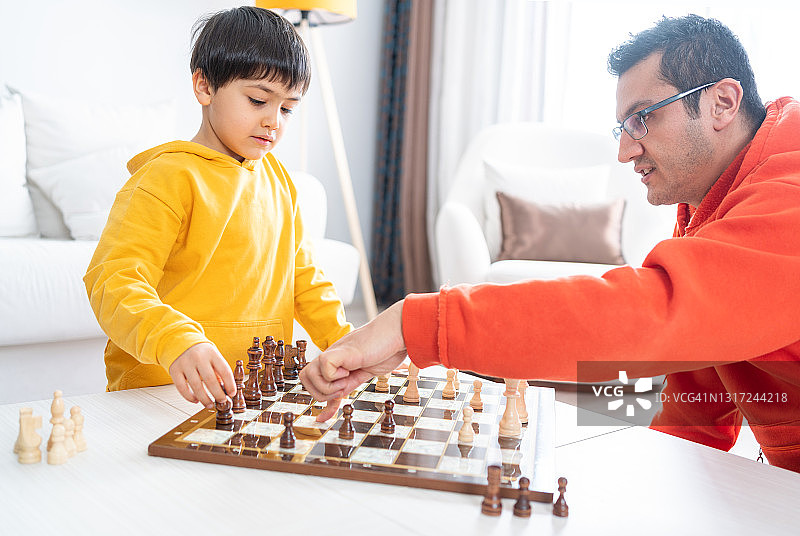 父子俩在下棋。一起呆在家里图片素材