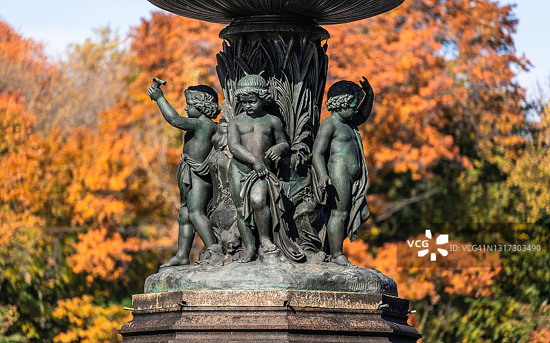 秋叶背后的水天使在纽约中央公园图片素材