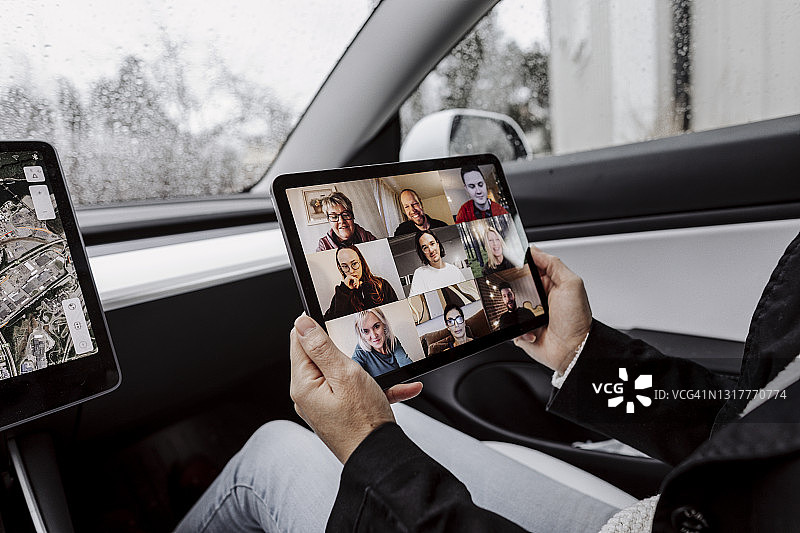 女人在车里拿着平板电脑开视频会议图片素材