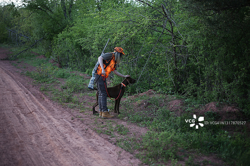 猎人与猎犬在狩猎股票照片图片素材