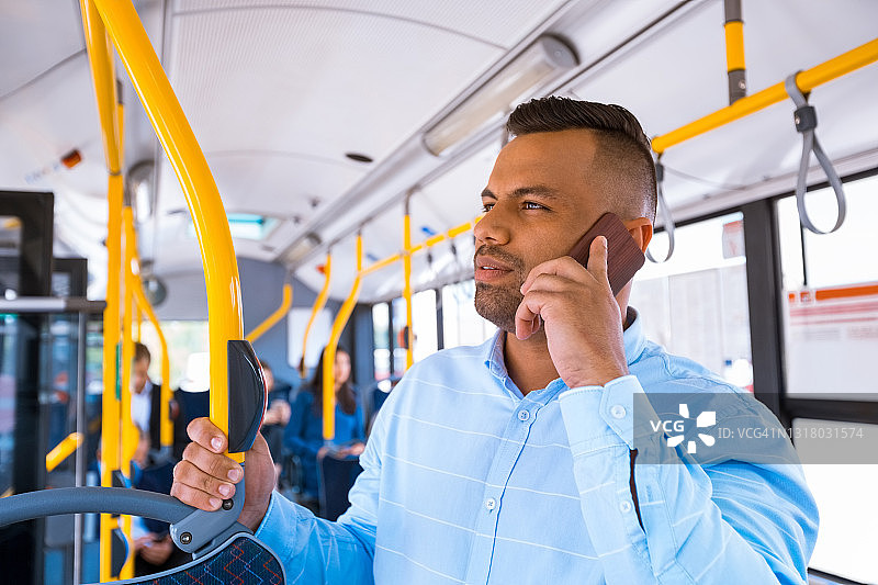 商人在公共汽车上用智能手机聊天图片素材