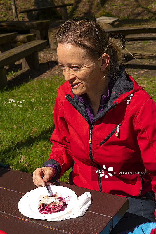 斯洛文尼亚山区的一名妇女正在吃传统蛋糕图片素材