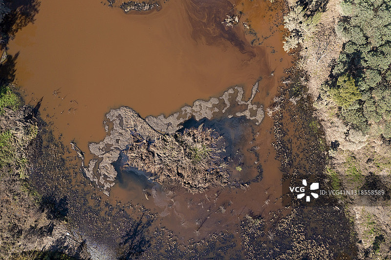 这是澳大利亚新南威尔士州霍克斯伯里地区Yarramundi保护区严重洪灾后被污染的小型溢出水库的无人机航拍照片图片素材