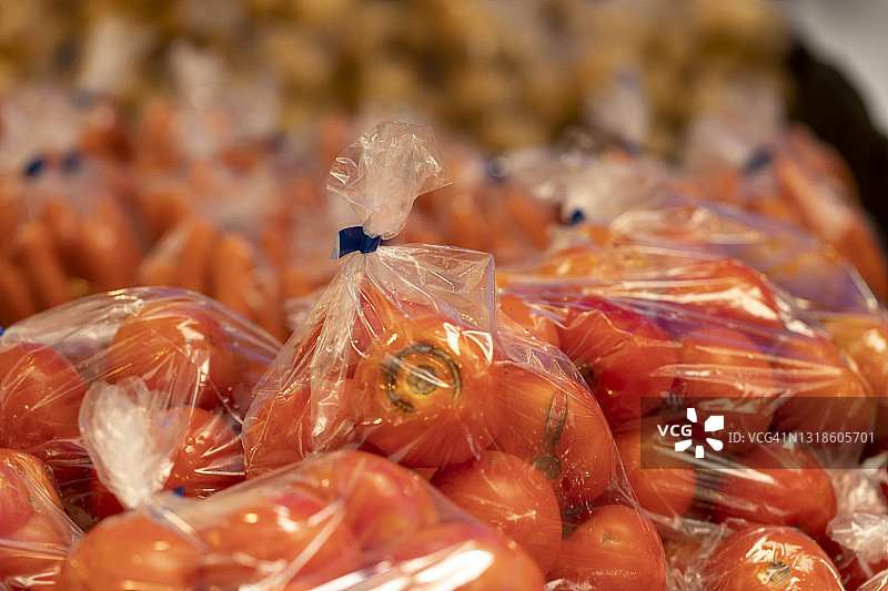当地市场上一堆用塑料包装的番茄蔬菜图片素材