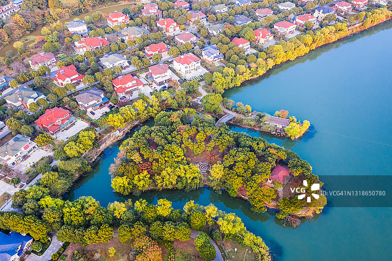 湖边的华西村别墅群，富裕的村庄，中国江苏省江阴市。图片素材