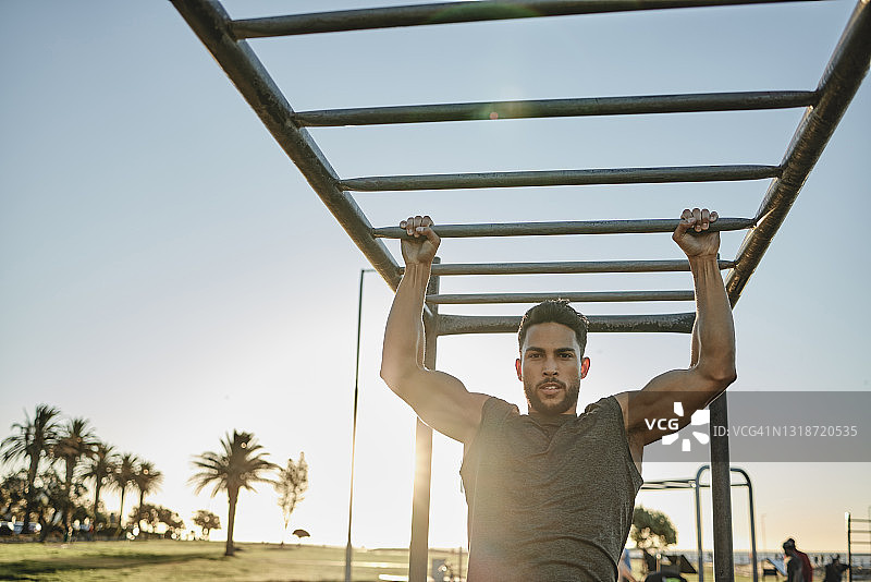 一个肌肉发达的年轻人在健身操公园锻炼的肖像图片素材