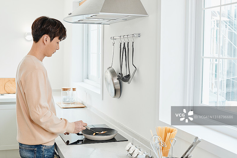 一个在厨房准备早餐的男人图片素材