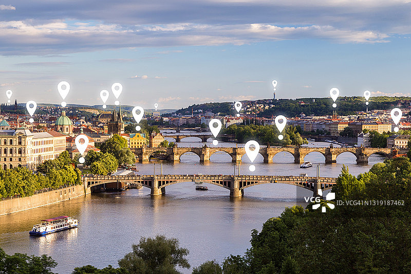 地图大头针图标在布拉格城市景观。图片素材
