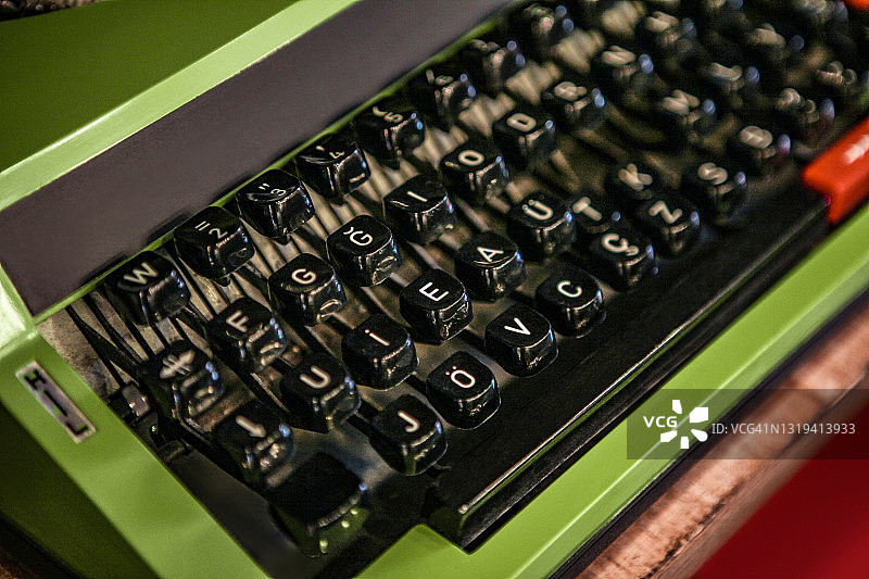 旧绿色打字机-特写图片素材