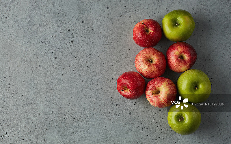 静态生活背景与苹果在灰色混凝土表面图片素材