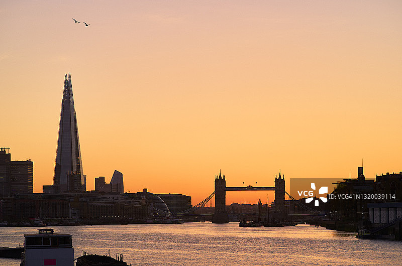 夕阳西下时伦敦塔桥和泰晤士河的天际线图片素材