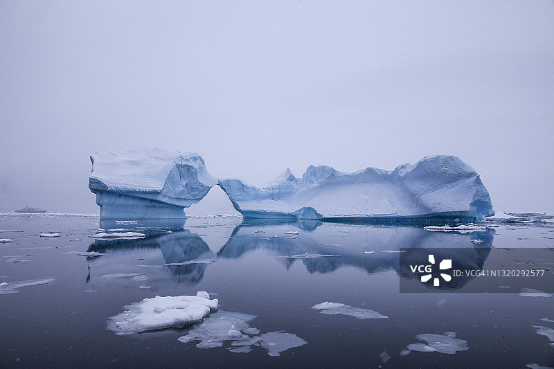 冰山漂浮在南极海洋的观点图片素材