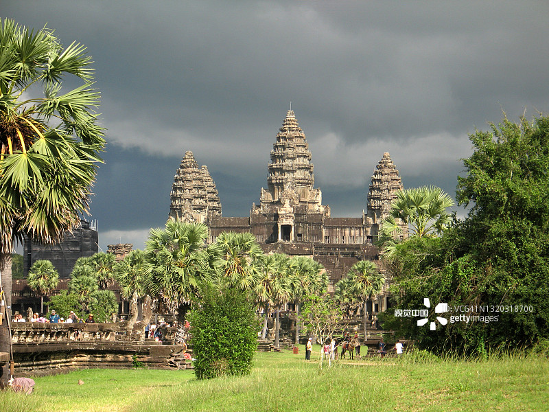 风暴前的柬埔寨吴哥窟图片素材