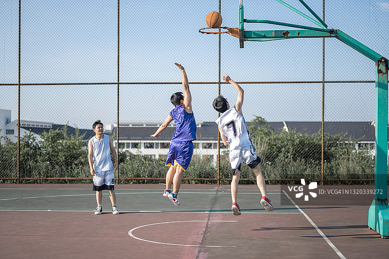 青少年们在打篮球图片素材