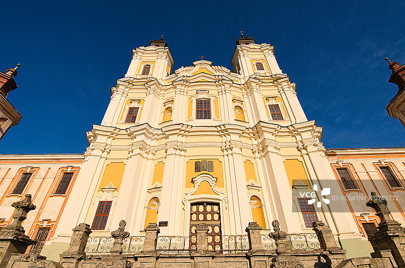 Loyola和Stanislaus Kostka教堂(前耶稣会学院)的广角景观。耶稣会罗马天主教教堂，由Pawel Gizycki设计，大约建于1731-1745年图片素材
