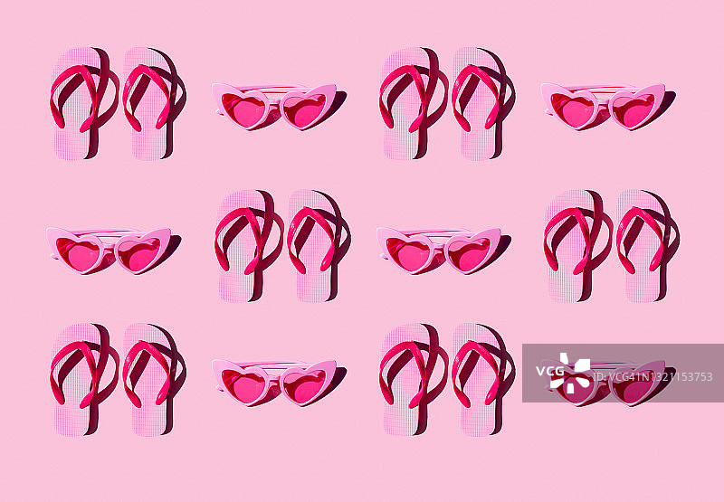 粉色心形复古太阳镜和人字拖搭配淡粉色背景图片素材