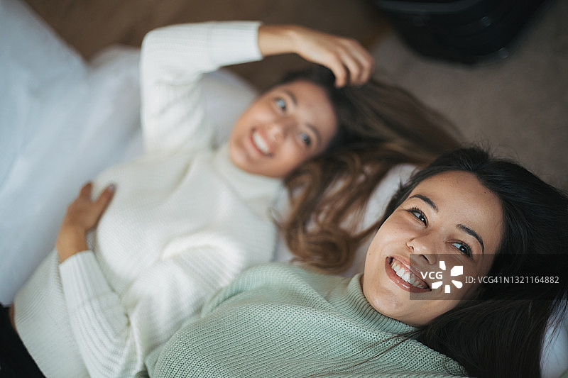 两个年轻的女性朋友一起分享快乐的时间图片素材