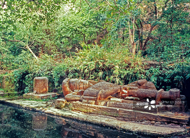 在班德哈瓦国家公园斜倚的毗瑟奴神像图片素材