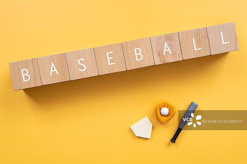 棒球;木制积木与“棒球”的概念文本和玩具棒球设备。图片素材