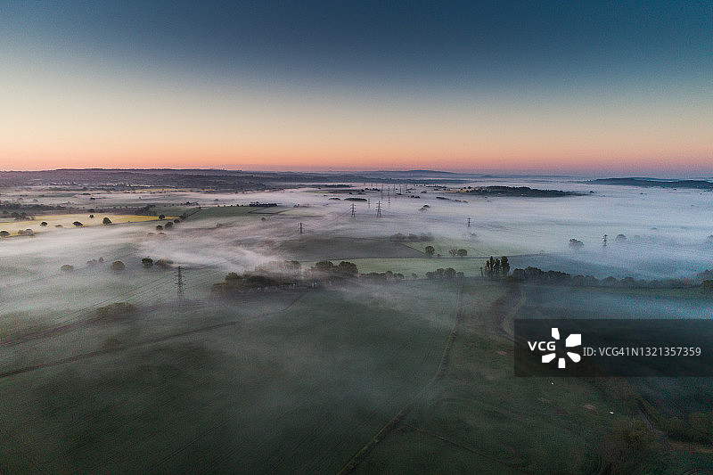 英国，一架无人机在清晨扫视乡间图片素材
