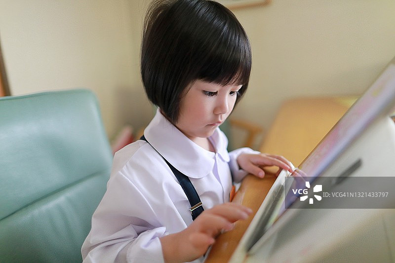 年轻女学生用数字平板电脑学习图片素材
