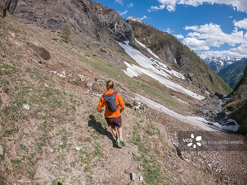 在瑞士阿尔卑斯山的男子小道跑步图片素材