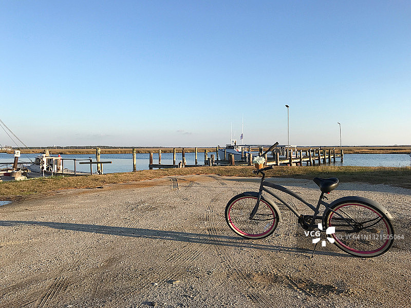 自行车停在农村公路沿水在马里兰州东海岸图片素材