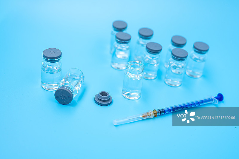 疫苗注射器和小瓶图片素材