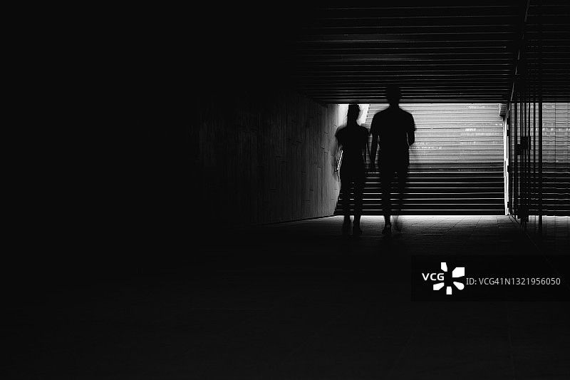 一对(男孩和女孩)在隧道/地下通道里走图片素材