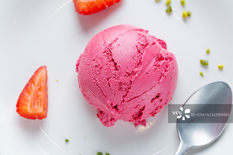 水果草莓冰淇淋勺与水果和开心果盘子图片素材