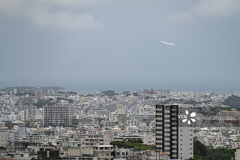 这架飞机正飞越日本那霸市图片素材