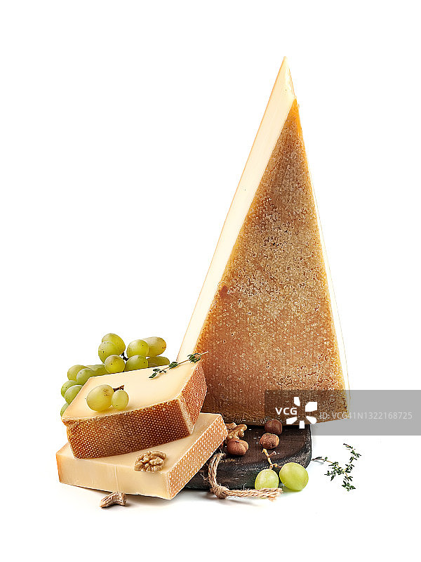 食物摄影的三角形硬陈年奶酪(帕尔玛干酪，格鲁耶尔)侧视图上的白色背景孤立近距离图片素材