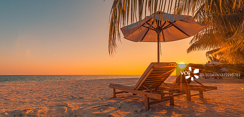 美丽的海滩全景。椅子放在海边的沙滩上。暑假旅游度假理念。鼓舞人心的热带景观。宁静的风景，放松的海滩，热带景观设计图片素材