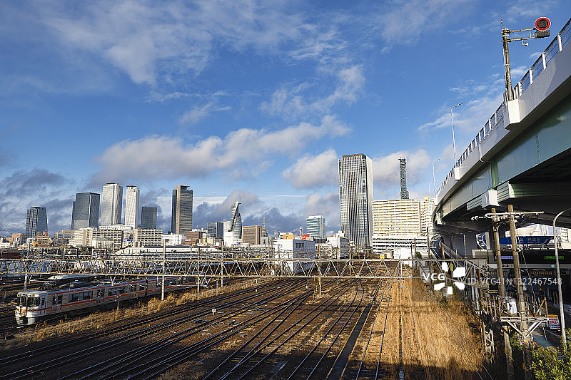 火车经过名古屋市的天际线图片素材