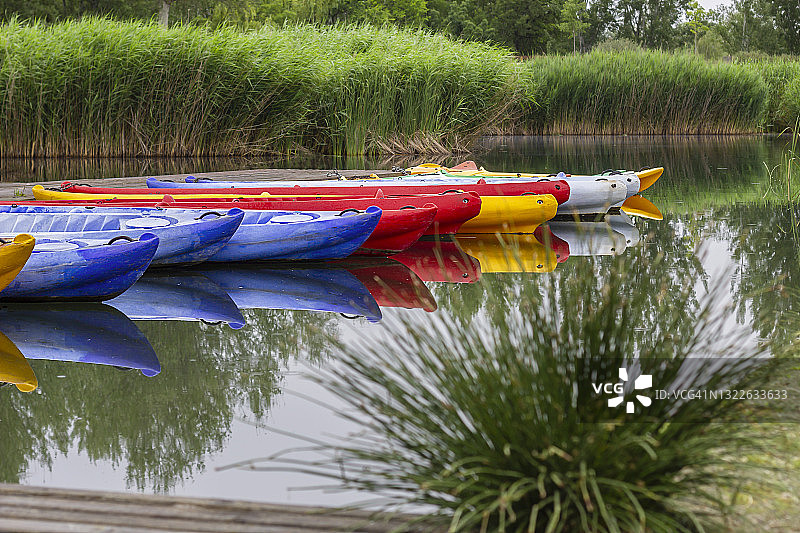 运河水上的彩色独木舟图片素材