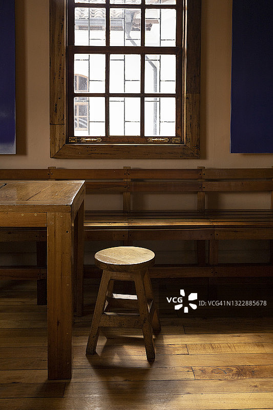 房间内部的家具，包括桌子，长凳，窗户和木地板，装饰图片素材