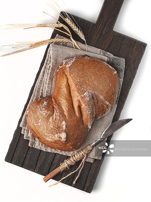 食物摄影的面包面包顶视图在一个木制砧板上靠近一个白色的背景孤立图片素材