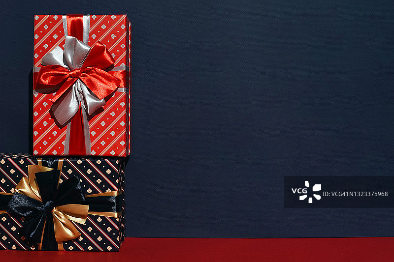 红蓝背景的精美礼品盒。图片素材