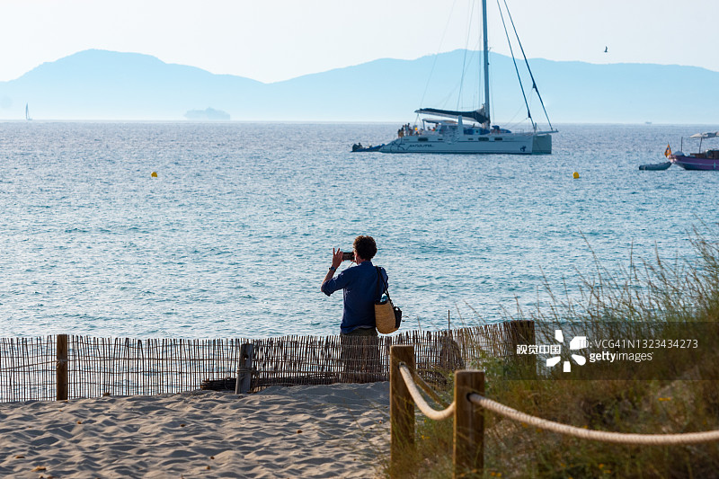 新冠肺炎疫情期间，游客们在西班牙福门特拉的伊利埃斯海滩游玩图片素材