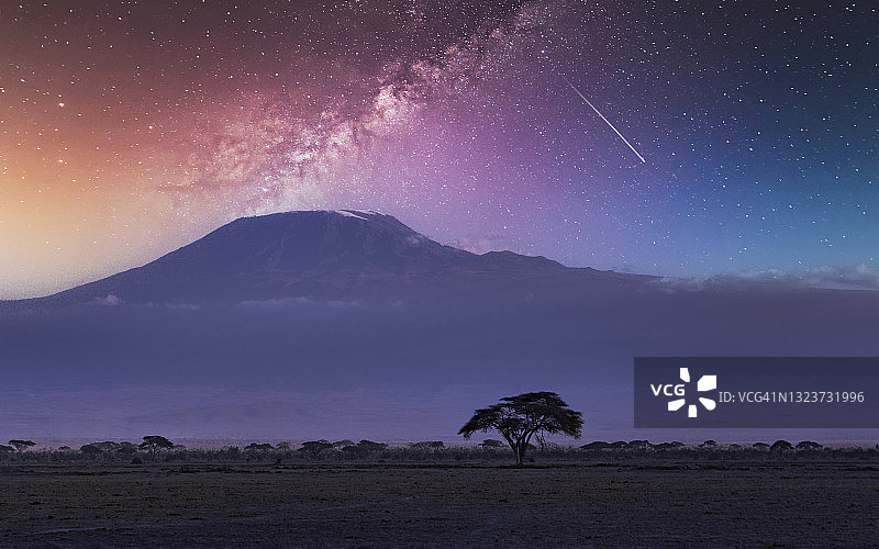 非洲、肯尼亚、银河和安博塞利国家公园乞力马扎罗山上的陨星图片素材